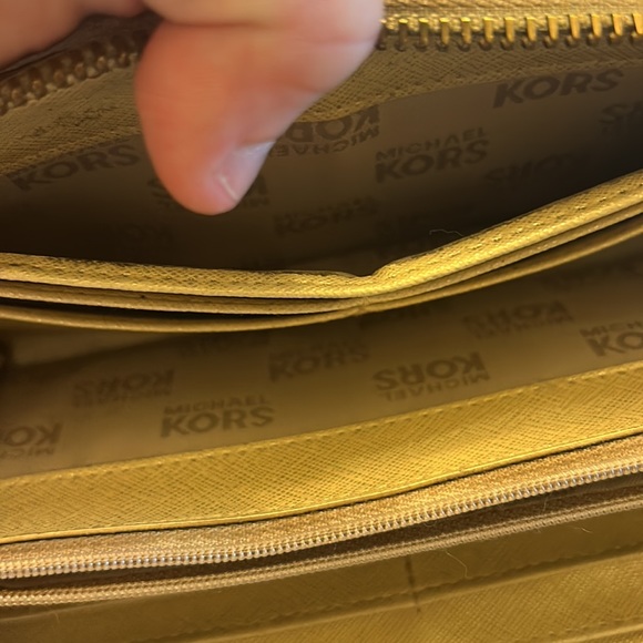 Rare MICHAEL KORS zipped wallet, gold color with monogram - Picture 5 of 8